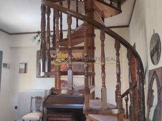 Ξύλινο κλιμακοστάσιο επικοινωνίας ισογείου και Α ορόφου