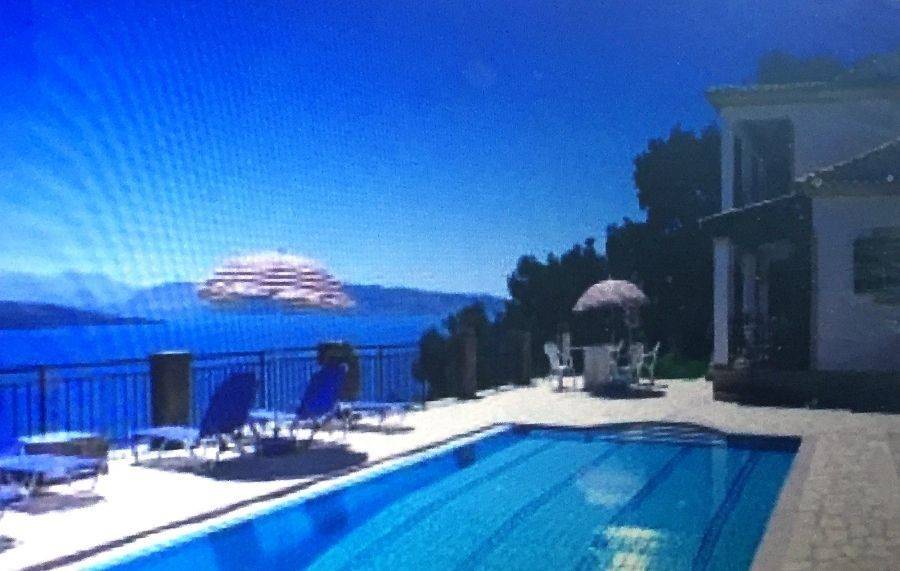 Θέα θάλασσα απο πισίνα