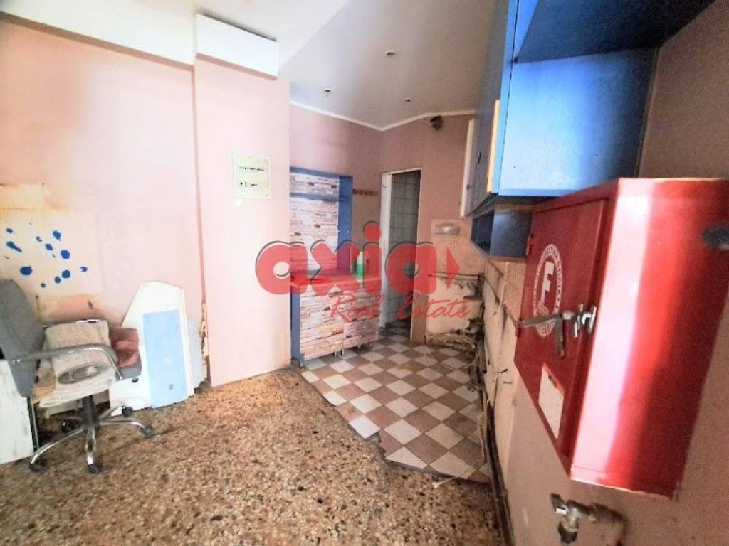 Ενοικιάζεται Κατάστημα δύο επιπέδων. Ισόγειο 24 τμ  και πατάρι 50 τμ.