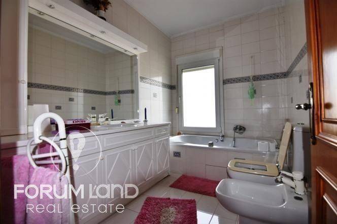 Forumland Real Estate, Μπάνιο