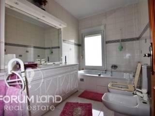 Forumland Real Estate, Μπάνιο