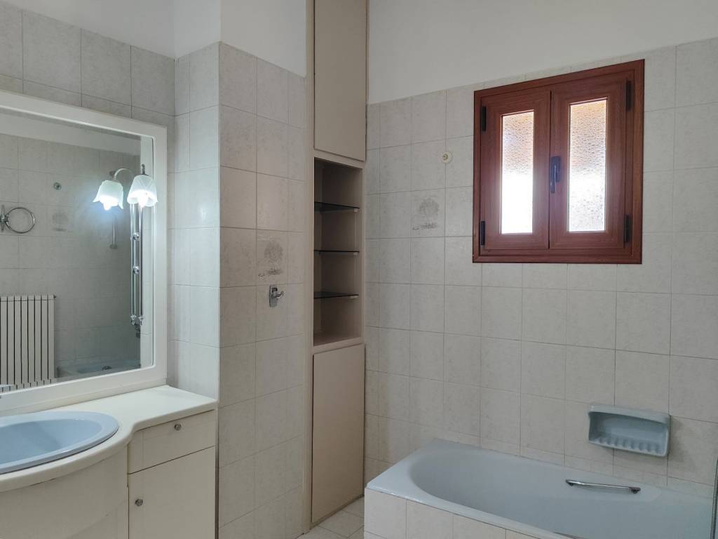 MEGALO, ME ANAMONES GIA PLYNTERIO &amp; ME MPANIERA