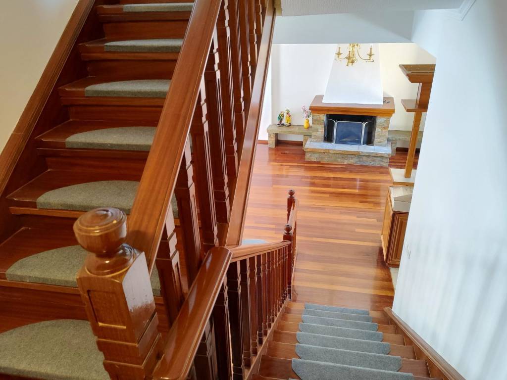 OI SKALES PROS TA YPNODOMATIA