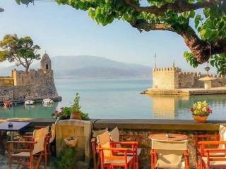 ΤΟ ΛΙΜΑΝΙ ΤΗΣ ΝΑΥΠΑΚΤΟΥ ΑΠΕΧΕΙ 5&#039; ΜΕ ΤΑ ΠΟΔΙΑ