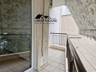 Mpalkoni eniaio me ta dyo ypnodomatia