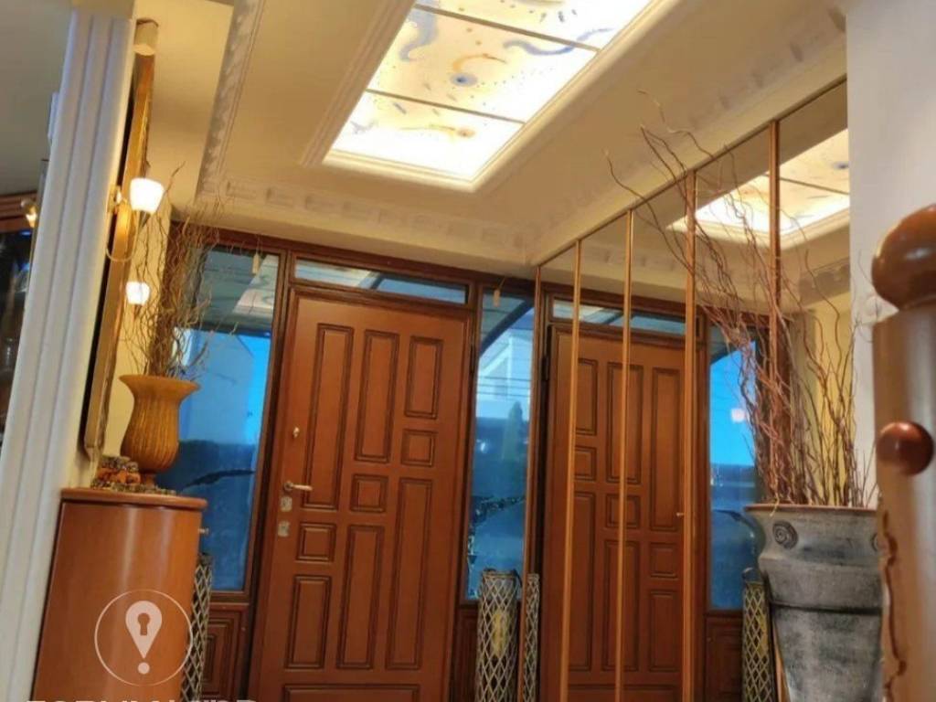 Forumland Real Estate, Είσοδος