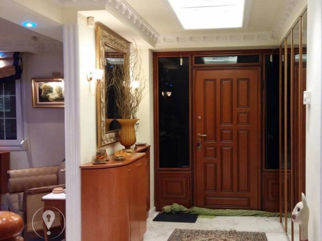 Forumland Real Estate, Είσοδος