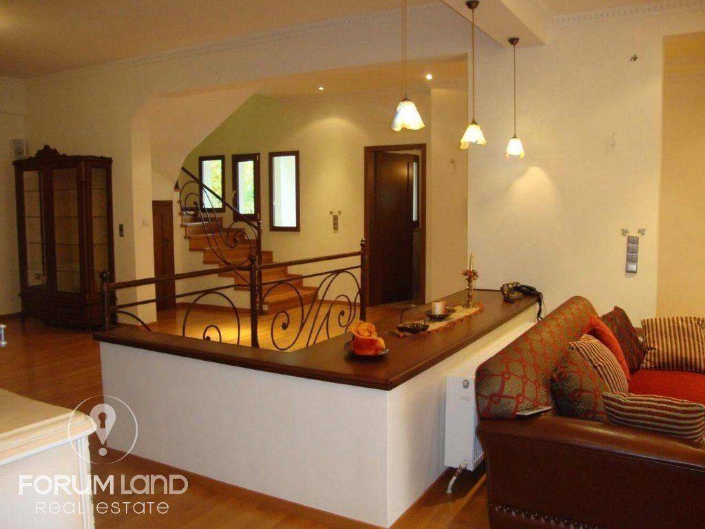 Forumland Real Estate, Εσωτερικές Σκάλες