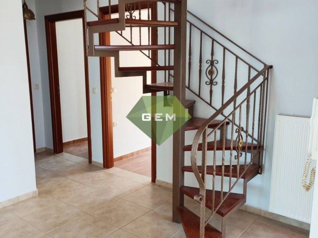 Διάδρομος με εσωτερική σκάλα για την σοφίτα