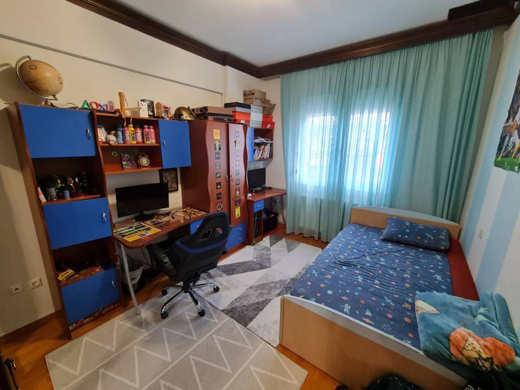 MEGALO ME 1,5ARI KREBBATI, 2 GRAPHEIA, 2 NTOYLAPES