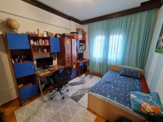 MEGALO ME 1,5ARI KREBBATI, 2 GRAPHEIA, 2 NTOYLAPES