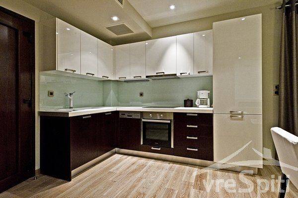 ΚΟΥΖΙΝΑ ΚΑΤΩ ΕΠΙΠΕΔΟΥ