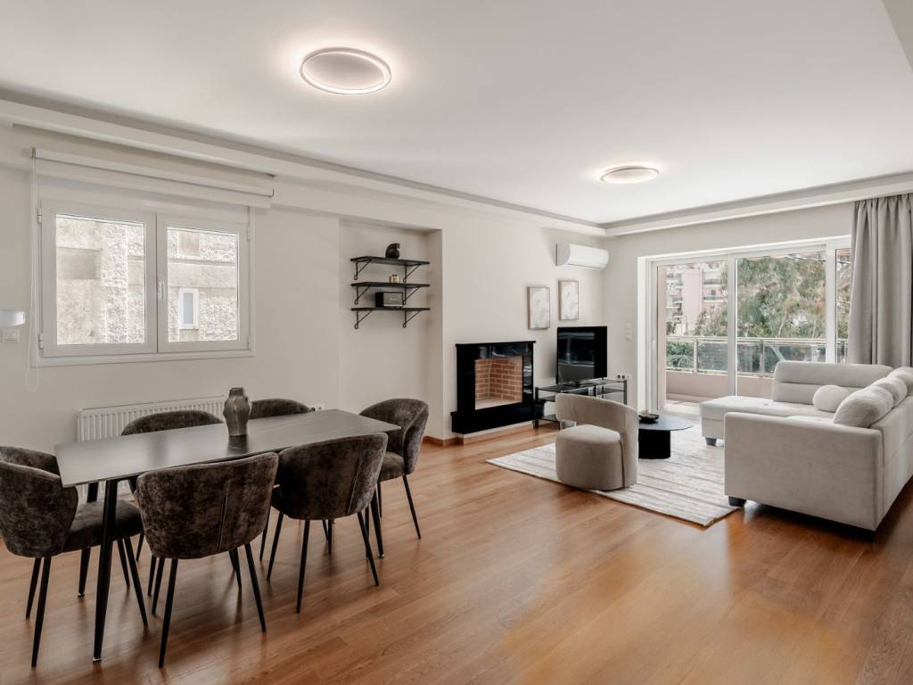 Saloni &amp; Trapezaria