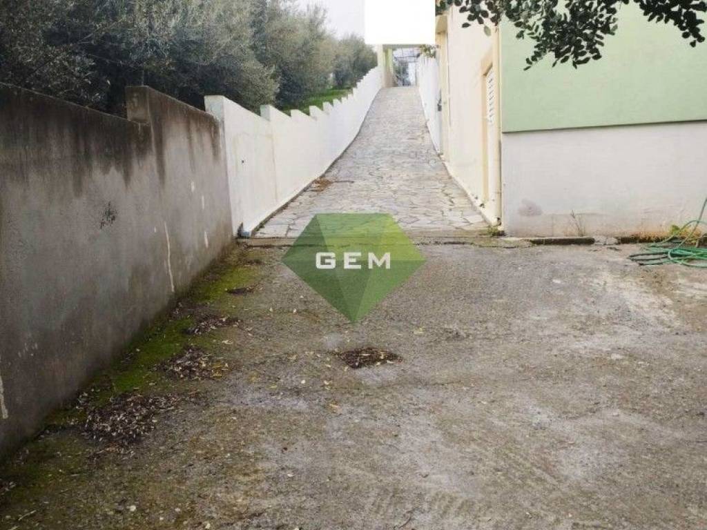 είσοδος στο οικόπεδο