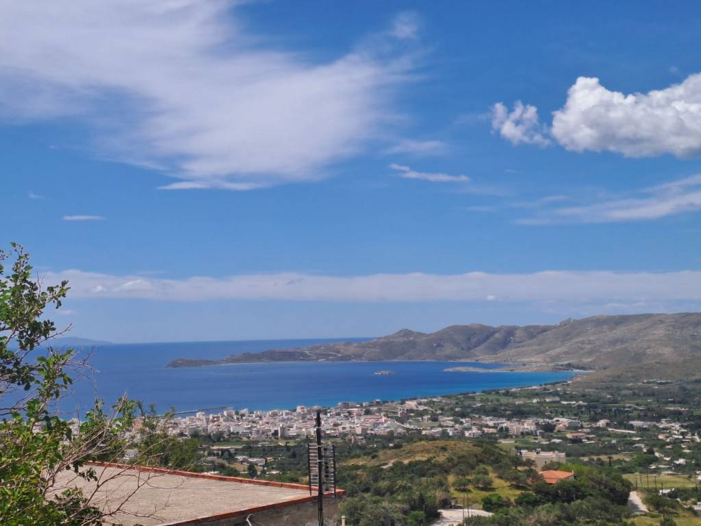 Θέα από την ταράτσα του ακινήτου.