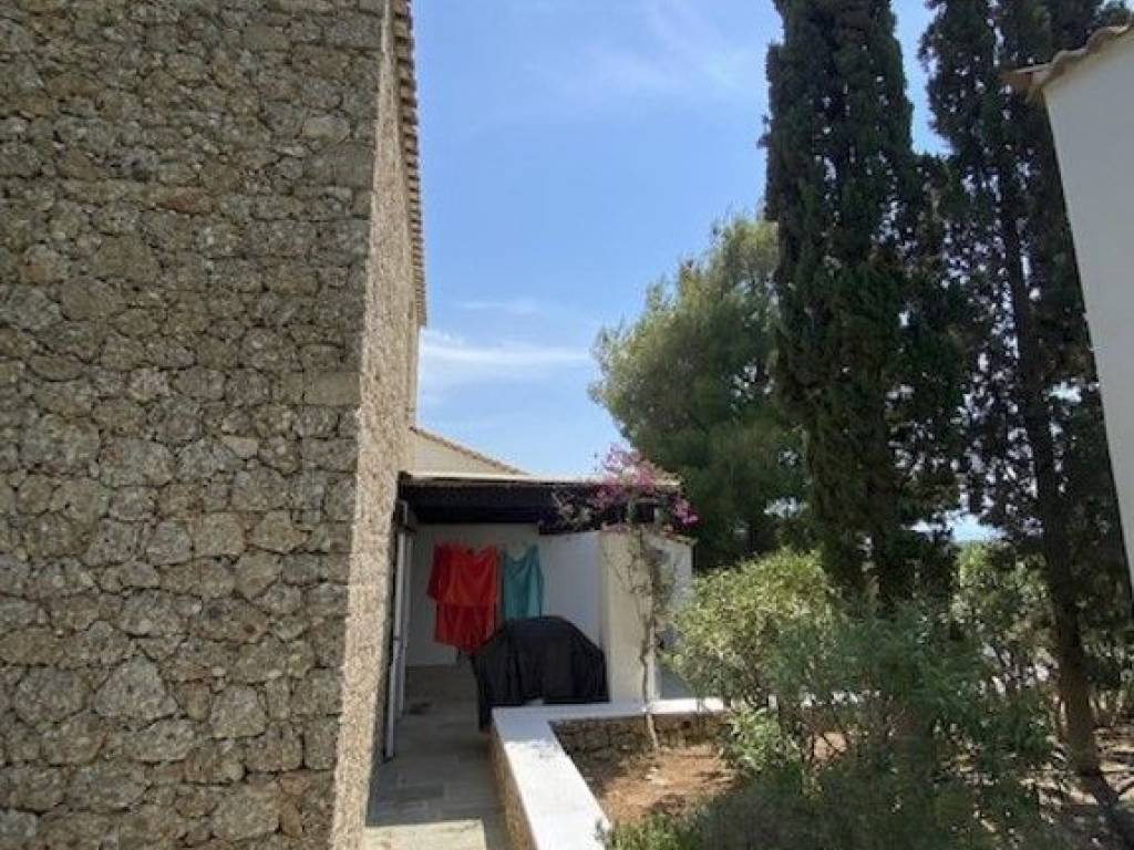 stone villa of unique aesthetics and multi-level architectur