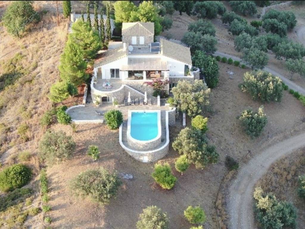 stone villa of unique aesthetics and multi-level architectur