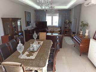 ΕΝΙΑΙΟΣ ΧΩΡΟΣ ΣΑΛΟΝΙ-ΤΡΑΠΕΖΑΡΙΑ ΣΤΟ ΙΣΟΓΕΙΟ