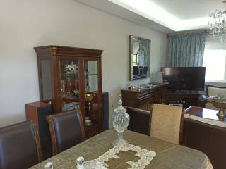 ΕΝΙΑΙΟΣ ΧΩΡΟΣ ΣΑΛΟΝΙ-ΤΡΑΠΕΖΑΡΙΑ ΣΤΟ ΙΣΟΓΕΙΟ