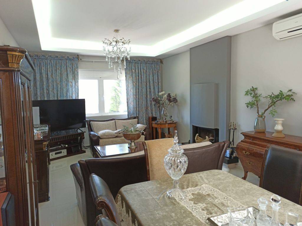 ΕΝΙΑΙΟΣ ΧΩΡΟΣ ΣΑΛΟΝΙ-ΤΡΑΠΕΖΑΡΙΑ ΣΤΟ ΙΣΟΓΕΙΟ