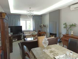 ΕΝΙΑΙΟΣ ΧΩΡΟΣ ΣΑΛΟΝΙ-ΤΡΑΠΕΖΑΡΙΑ ΣΤΟ ΙΣΟΓΕΙΟ