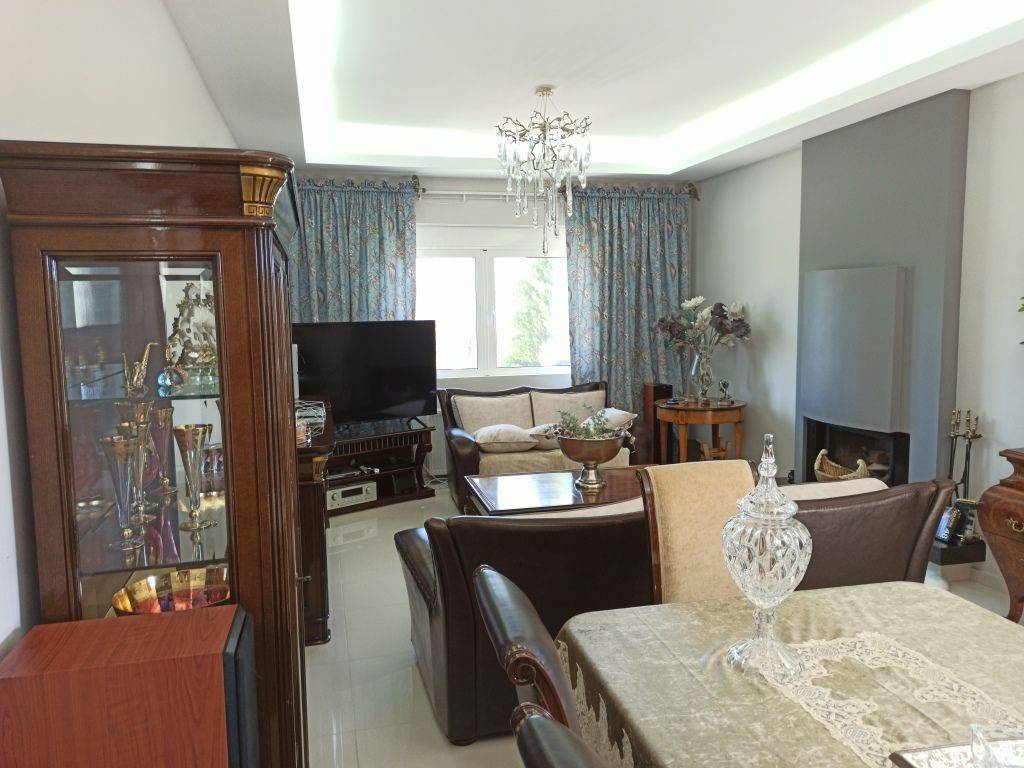 ΕΝΙΑΙΟΣ ΧΩΡΟΣ ΣΑΛΟΝΙ-ΤΡΑΠΕΖΑΡΙΑ ΣΤΟ ΙΣΟΓΕΙΟ