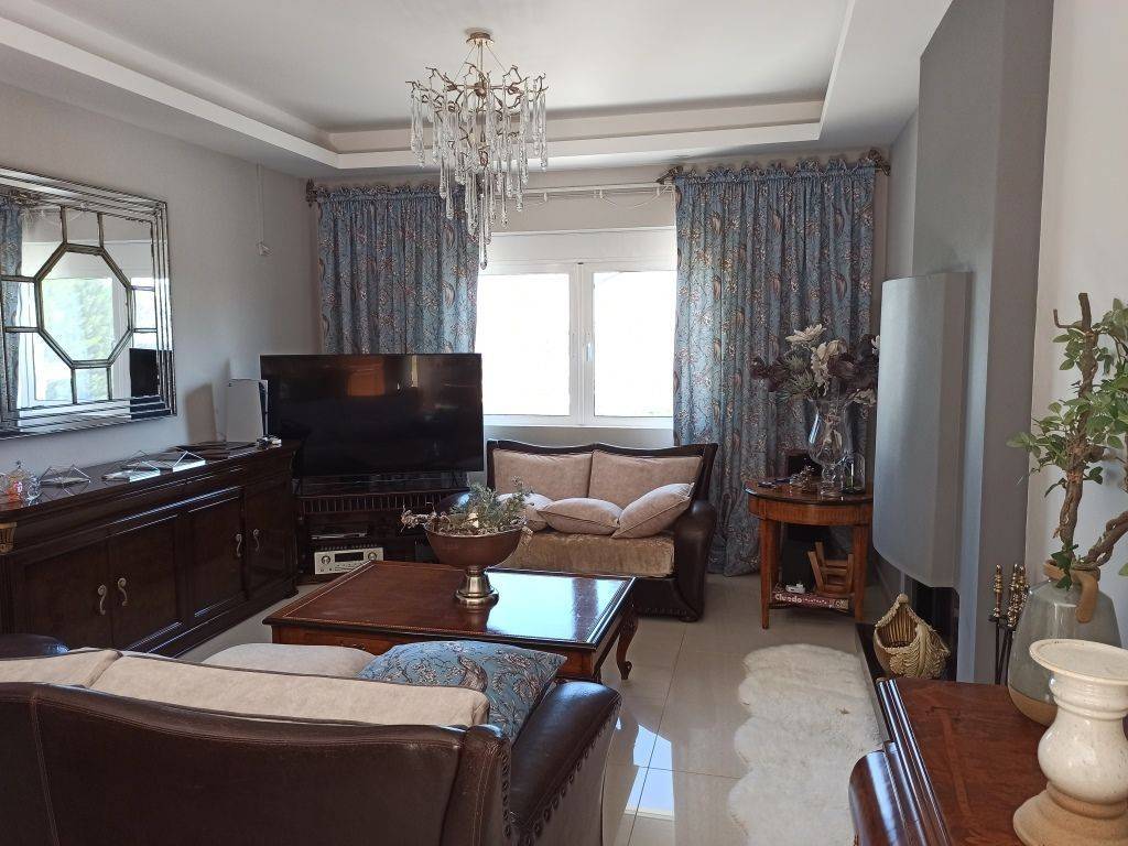 ΕΝΙΑΙΟΣ ΧΩΡΟΣ ΣΑΛΟΝΙ-ΤΡΑΠΕΖΑΡΙΑ ΣΤΟ ΙΣΟΓΕΙΟ