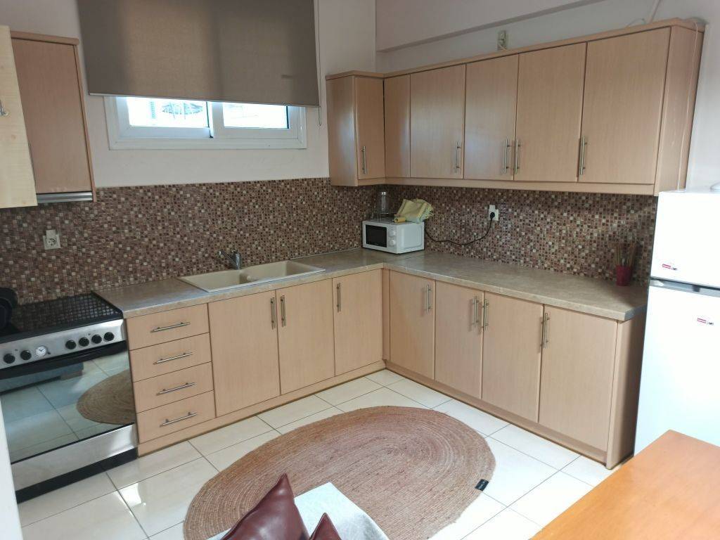 ΕΝΙΑΙΟΣ ΧΩΡΟΣ ΣΑΛΟΝΙ-ΚΟΥΖΙΝΑ ΣΤΟ ΗΜΙΥΠΟΓΕΙΟ ΔΙΑΜΕΡΙΣΜΑ