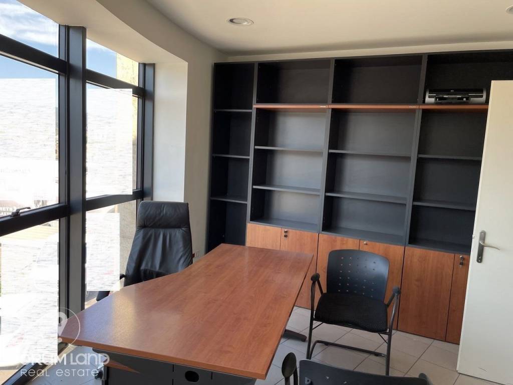 Forumland Real Estate, Epaggelmatikos grapheiakos choros 120t.m.