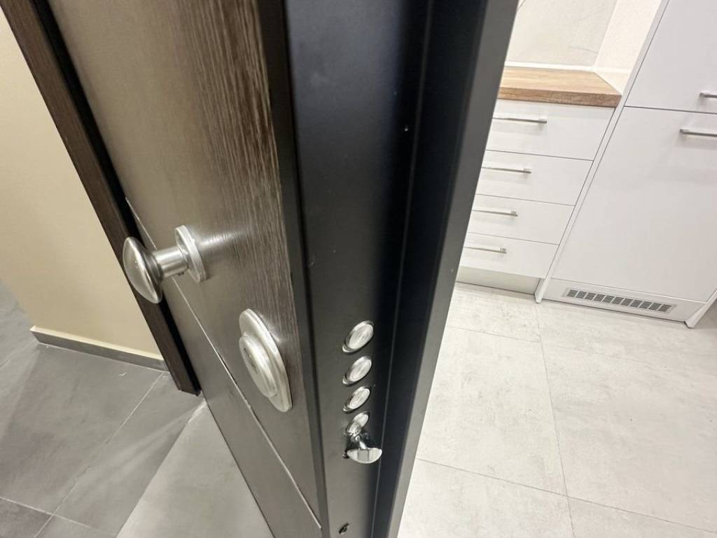 Forumland Real Estate, Θωρακισμένη πόρτα