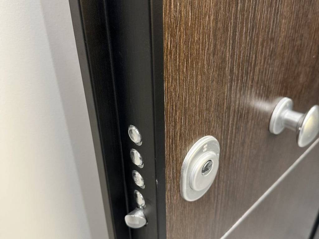 Forumland Real Estate, Θωρακισμένη πόρτα