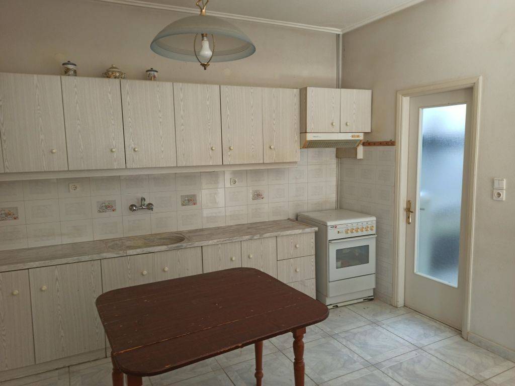 SALONI-TRAPEZARIA-KOYZINA STO ISOGEIO