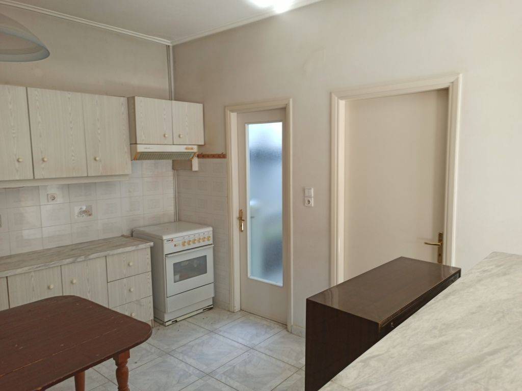 SALONI-TRAPEZARIA-KOYZINA STO ISOGEIO