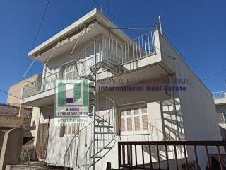 E NOTIA KAI ANATOLIKE OPSE TES KATOIKIAS