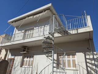 E NOTIA OPSE TES KATOIKIAS