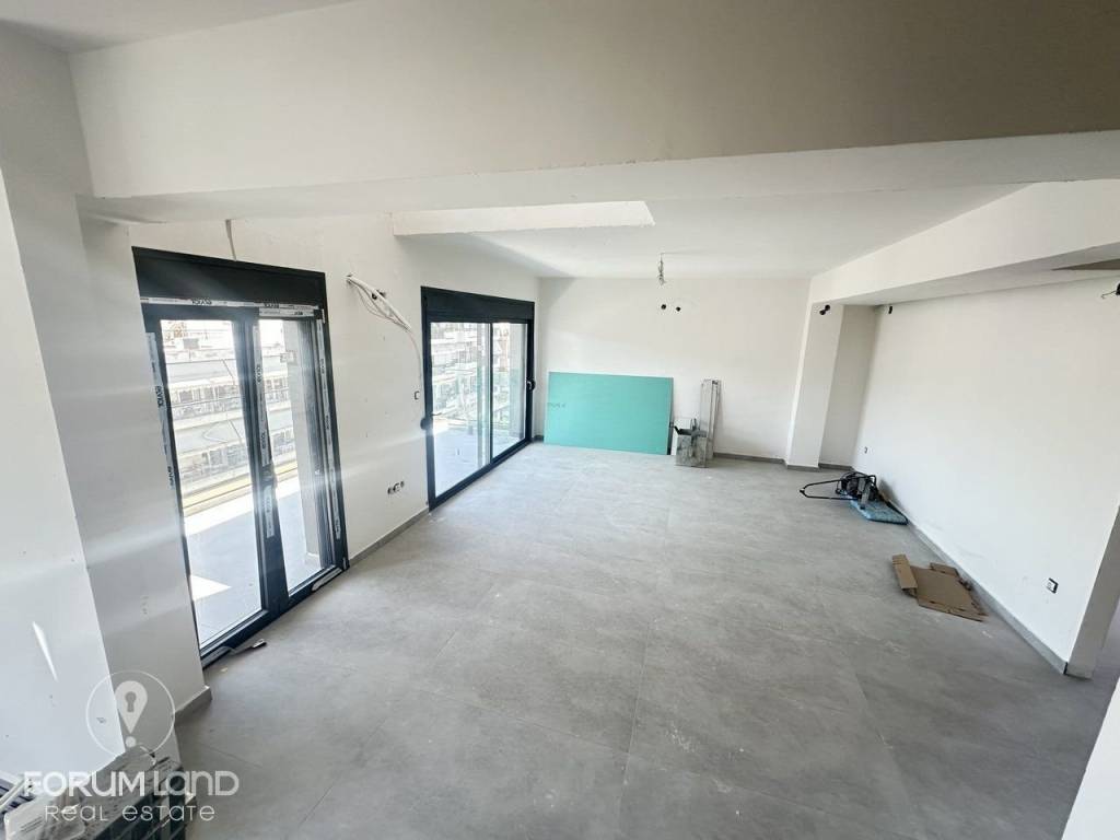 Forumland Real Estate, Saloni