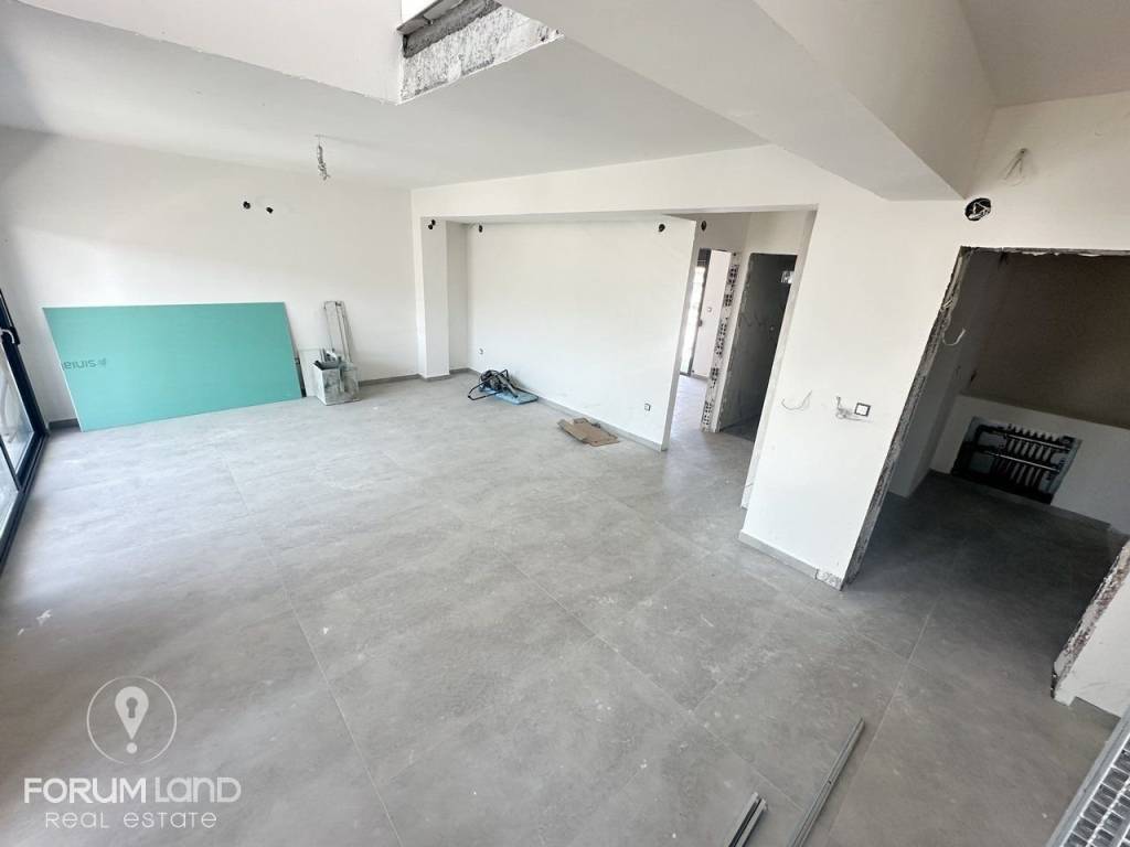 Forumland Real Estate, Saloni