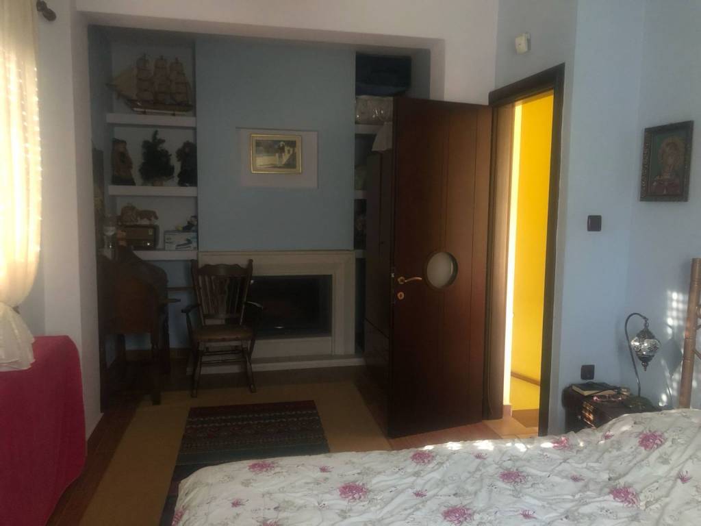 krebatokamara epano orophoy me tzaki