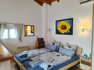 TO PHOS KYRIARCHEI SE OLOYS TOYS CHOROYS