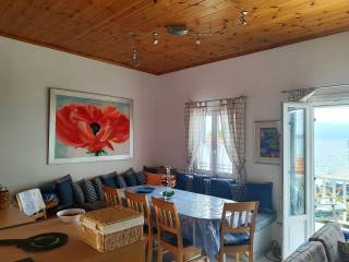 E TRAPEZARIA ME THEA STE THALASSA