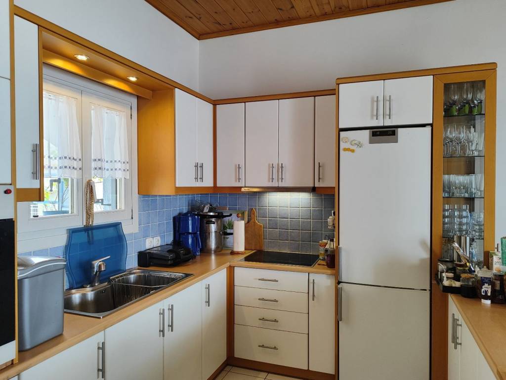 E KOYZINA STE DIOROPHE KATOIKIA TON 120 T.M.