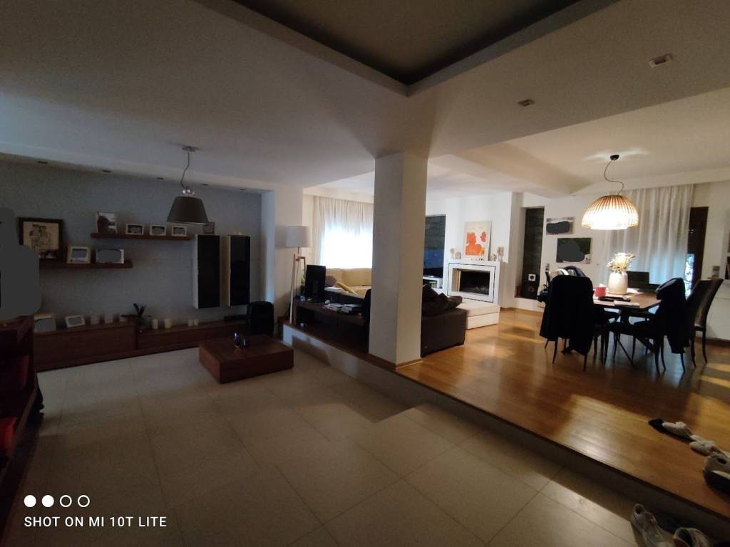 Είσοδος, δεξιά σαλόνι