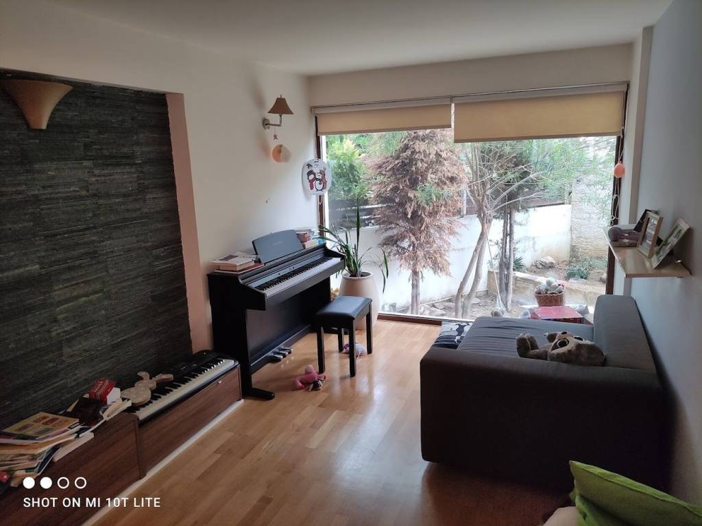 Dipla sto saloni se diaphoretiko epipedo boethetiko kathistiko.