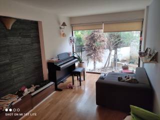 Dipla sto saloni se diaphoretiko epipedo boethetiko kathistiko.