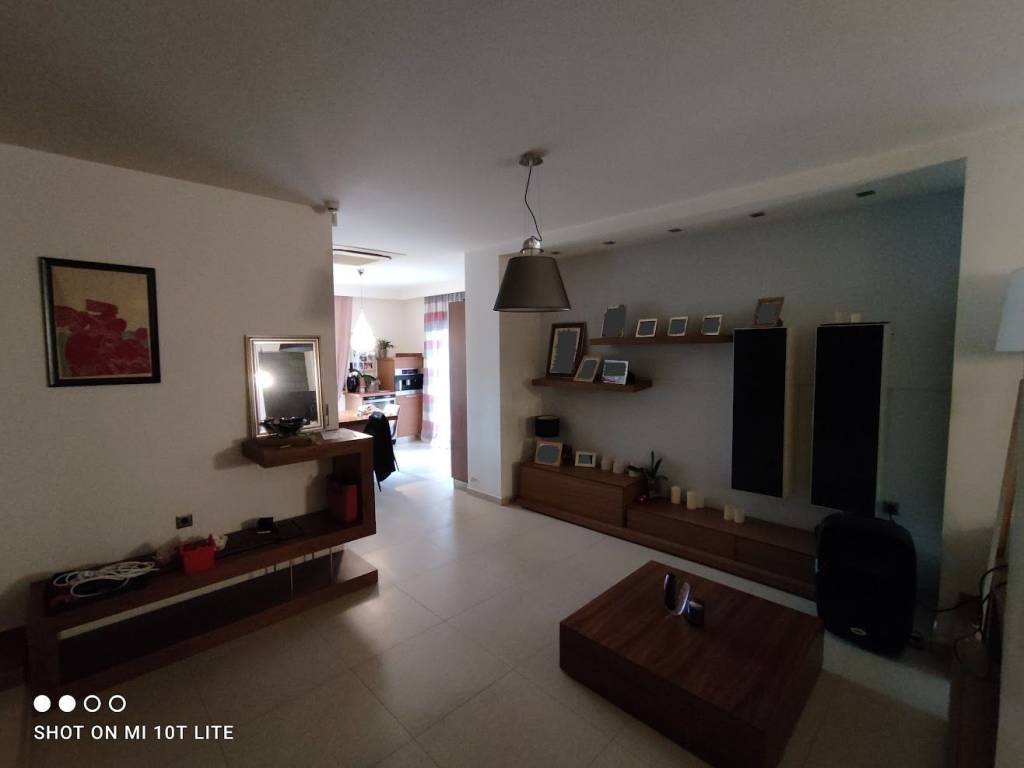 Eisodos aristera koyzina, dexia saloni.