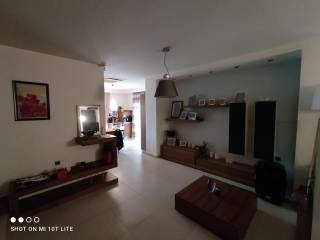 Eisodos aristera koyzina, dexia saloni.