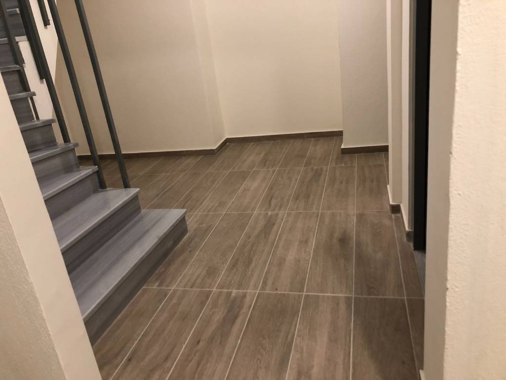 DEIGMA SKALA - YPOGEIOY APO PAROMOIO ERGO TES ETAIRIAS