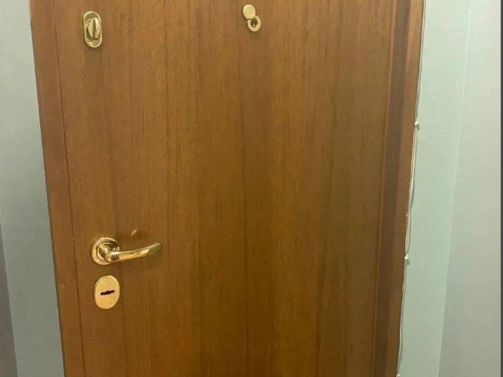 Forumland Real Estate, Θωρακισμένη πόρτα