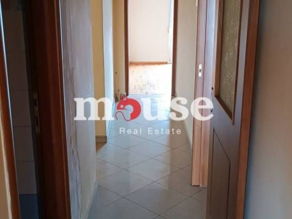 Διάδρομος από δωμάτιο 2, προς μπάνιο αριστερά, δεξιά σαλοκουζίνα, αριστερά διάδρομος εισόδου με σαλόνι ή δωμάτιο 3, ευθεία απέναντι δωμάτιο 2