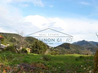 Η όμορφη θέα από το οικόπεδο